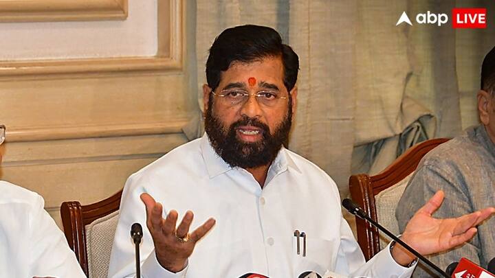 एनडीटीवी की रिपोर्ट के मुताबिक शिवसेना नेता नरेंद्र भोंडेकर ने कोई मंत्रालय नहीं दिए जाने से नाराज होकर पार्टी के पद से इस्तीफा दे दिया है.