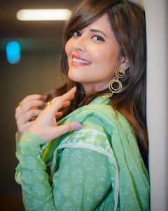 Anasuya Bharadwaj : చిలకపచ్చ డ్రెస్​లో అనసూయ అందాన్ని చూశారా? ఆమె సిగ్గుపడినా, కొంటెగా చూసిన బ్యూటీనే