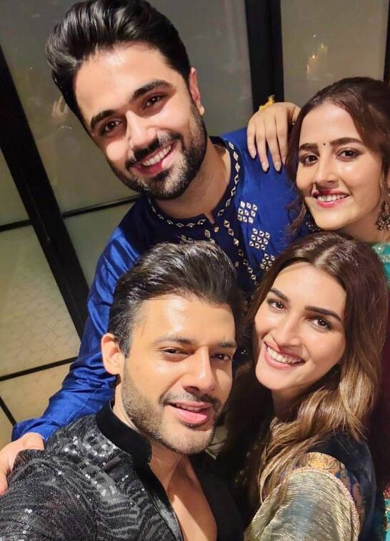 कृति सेनन के बिजनेसमैन कबीर बाहिया को डेट करने के रूमर्स फैले हुए हैं. दोनों ने दिवाली भी साथ में मनाई थी. ऐसे में फैंस को साल 2025 में इनकी शादी का भी इंतजार है. हालांकि इन्होंने अपने रिश्ते को लेकर कुछ भी ऑफिशियली नहीं कहा है.