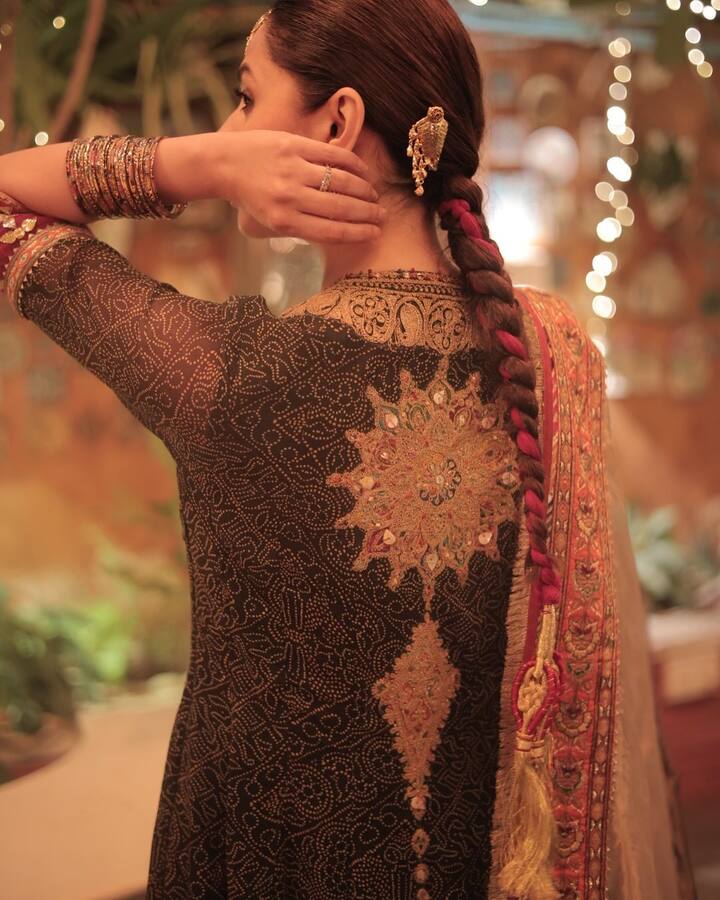 She accessorised with gold earrings, bangles, a mang tika, rings, and hair adornments. Her makeup was subtle with pink lips, kohl-lined eyes, and a glowing base.