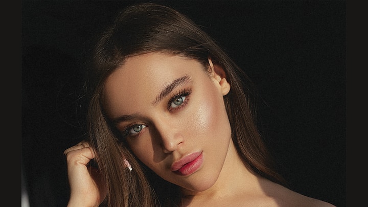 Minimalist Beauty: Showing less through makeup; just a natural complexion and a thing or two mostly a multi-purpose product. Light foundation for sheer coverage and usually including skincare formulation were the must-haves that highlighted healthy glowing skin without layering a million products on the face. (Image source: Canva)