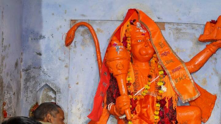 संभल जिले के कोट गर्वी के निवासी मुकेश रस्तोगी ने कहा, 'हमने हमारे पुरखों से इस मंदिर के बारे में काफी कुछ सुना था. यह एक प्राचीन मंदिर है, लेकिन यह लंबे समय से बंद था. चूंकि एक वर्ग विशेष समुदाय के लोग वहां रहते हैं, इस वजह से वह मंदिर बंद पड़ा था.'