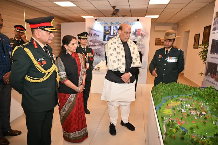 The Raksha Mantri honoured the courage and sacrifices of the Indian Armed Forces during the 1971 India-Pakistan War at the event. (Source: X/@adgpi)