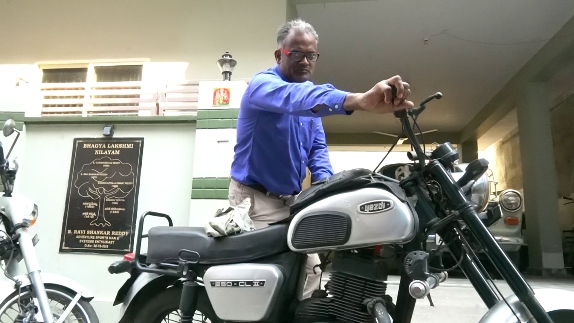 Vizag Man Collecting Vintage Bikes: 1953 నుంచి లేటెస్ట్‌ టూవీలర్‌ వరకు కలెక్ట్ చేసిన విశాఖ వ్యక్తి- ఒకటి కాదు రెండు కాదు ఏకంగా 31 బైక్‌లు సేకరణ