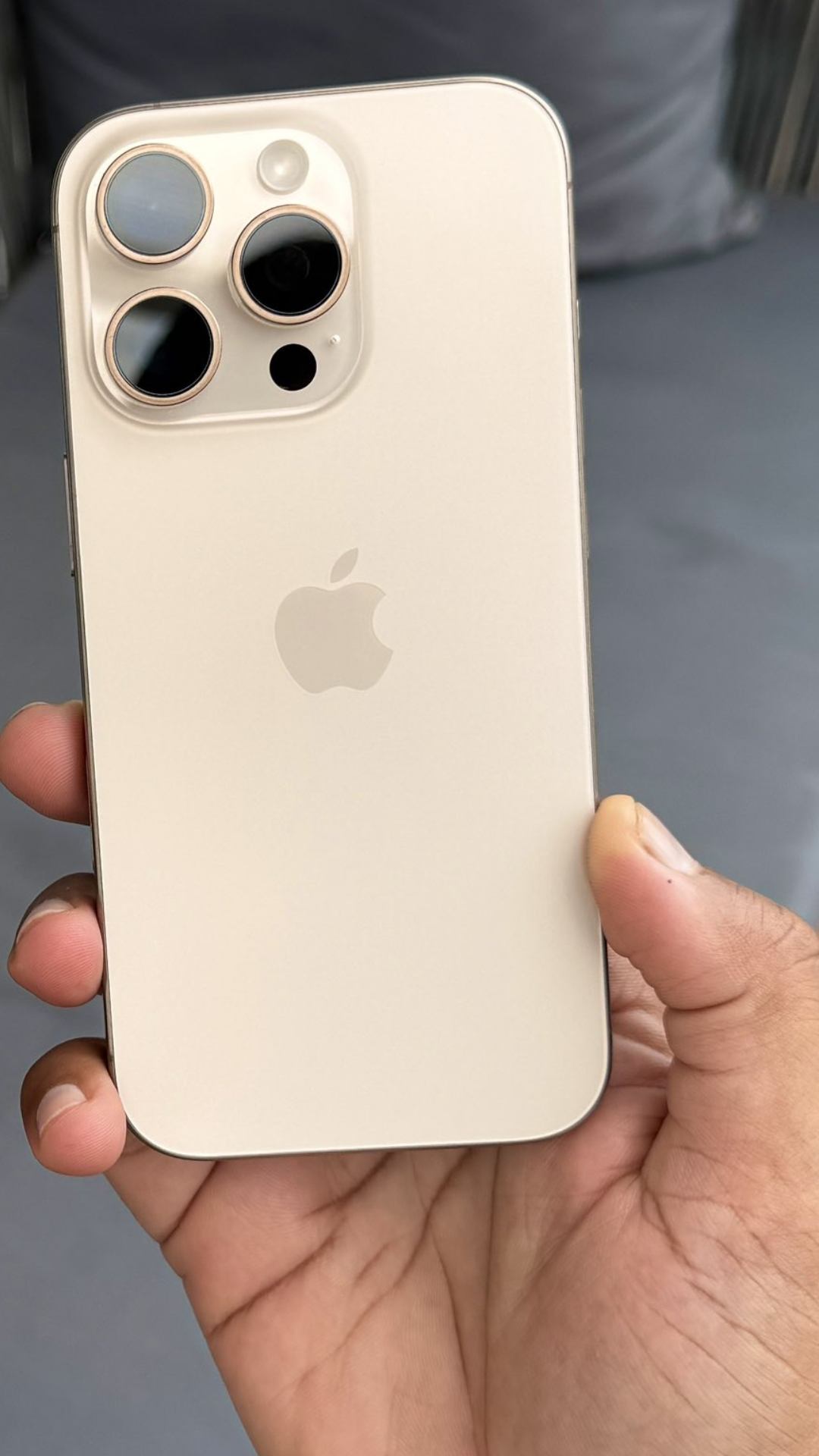 अमेरिका में 2 तरह के iPhone मिलते हैं.