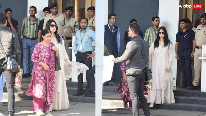 Katrina Kaif Photos: बॉलीवुड एक्ट्रेस कैटरीना कैफ हाल ही में अपनी सास के वीना कौशल के साथ शिरडी गई थीं. अब साईं बाबा के दर्शन करके सास-बहू की जोड़ी वापस आ गई है.