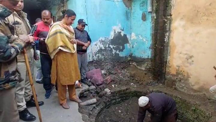 यह पूछे जाने पर कि क्या मंदिर का सौंदर्यीकरण भी किया जाएगा, उन्होंने कहा कि पहले मंदिर की प्राचीनता सुनिश्चित की जाएगी. इससे पहले मौके पर मौजूद संजीव शर्मा ने बताया था कि कुंए में देवी लक्ष्मी की एक क्षतिग्रस्त मूर्ति मिली है.