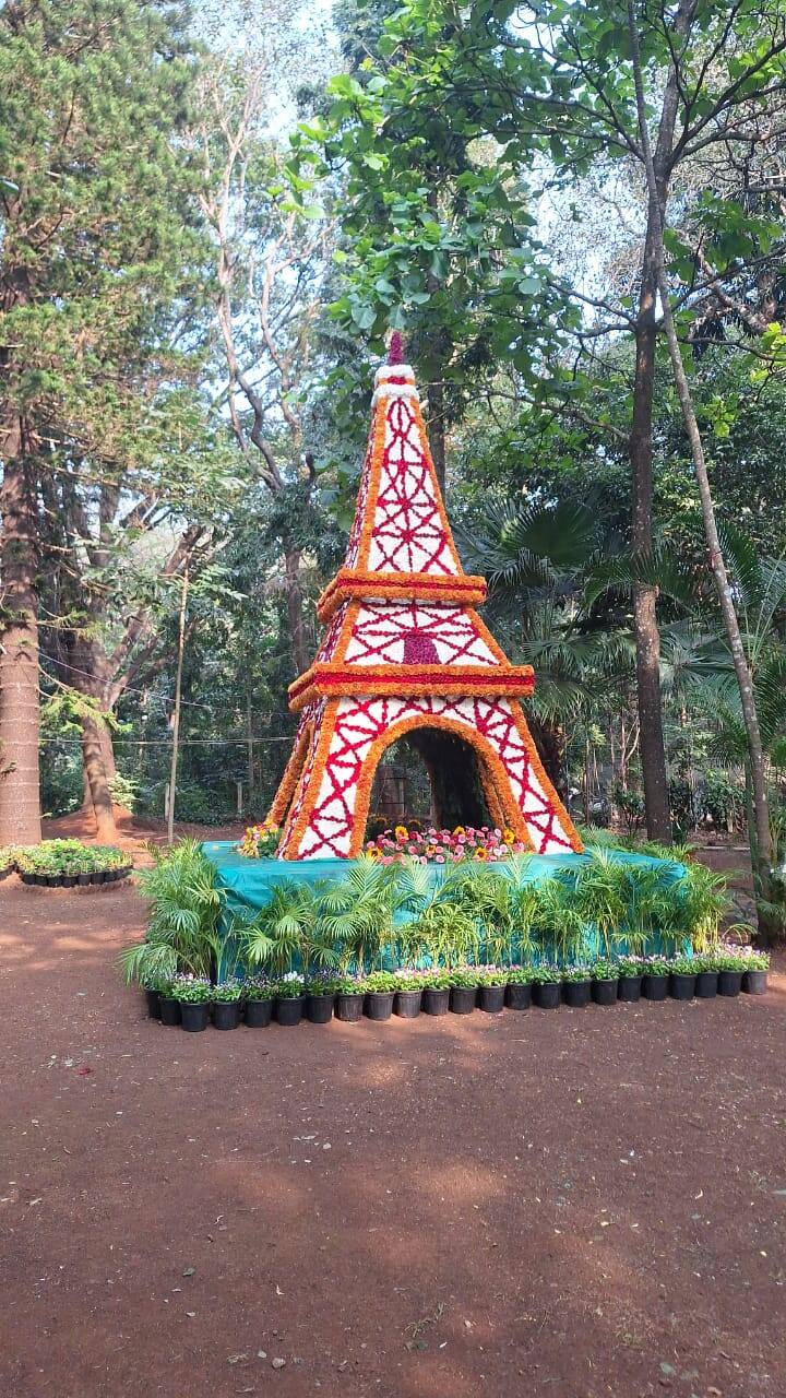 बेळगावात 1924 साली काँग्रेसचे अधिवेशन झाले होते.त्या अधिवेशनाचे अध्यक्षपद महात्मा गांधींनी भूषवले होते. या घटनेला शंभर वर्षे पूर्ण होत असल्याने महात्मा गांधीचा पुतळा देखील प्रदर्शनात साकारण्यात आला आहे.