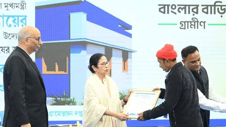 প্রথম ধাপে মোট ১২ লক্ষ উপভোক্তা প্রথম কিস্তির ৬০ হাজার টাকা এবং একটি করে শংসাপত্র পাবেন। এরজন্য ইতিমধ্যে ৭ হাজার ২০০ কোটি টাকা রিলিজ করা হয়েছে। ৩১ ডিসেম্বরের মধ্যে সকলের অ্যাকাউন্টে টাকা ঢুকে যাবে বলে নবান্ন সূত্রে খবর। 