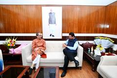 आधी भेटले, मग बसले, नंतर हसले; ठाकरे-फडणवीस भेटीने वेगळंच राजकारण दिसले; पाहा फोटो