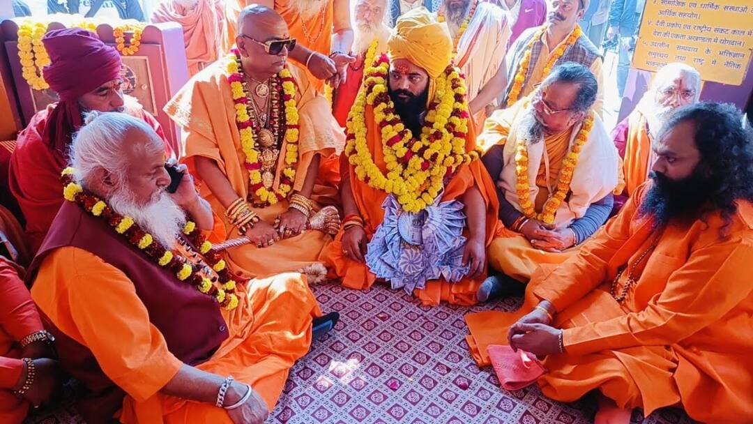 Mahakumbh 2025 Pattabhishek of Ram Navami Maharaj as head Mahant of Udaasin Akhara ann महाकुंभ 2025: उदासीन अखाड़े के मुखिया महंत के तौर पर हुआ राम नवमी महाराज का पट्टाभिषेक, संतों ने की चादरपोशी