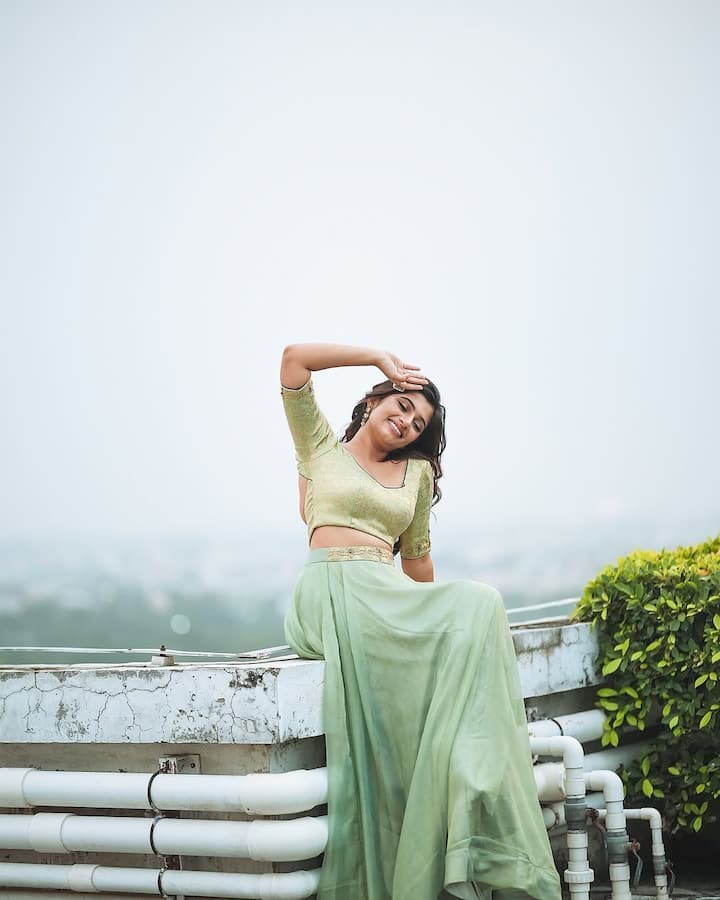 லேபர் வேலை செய்பவருக்கு இது போதும் என தீபக் மற்றவர்களை குறைத்து மதிப்பிட்டது எல்லாம் விட்டுவிட்டார்கள். ஆனால் அருண் பேசியதை மட்டுமே பெரிய பிரச்சனையாக பேசினார்கள். விஜய் சேதுபதியும் கேட்டும் போது தான் சொல்ல வந்த கருத்தை அவரால் தெளிவாக கூறமுடியவில்லை. அவர் பயந்து விட்டார். இதை வைத்தே 40 நிமிடம் விஜய் சேதுபதி பேசினார் என அர்ச்சனா குற்றம்சாட்டியுள்ளார். இதற்க்கு அர்ச்சனாவுக்கு சிலர் ஆதரவாக பேசினாலும், பலர் கடுமையாக விமர்சனம் செய்து வருகிறார்கள்.