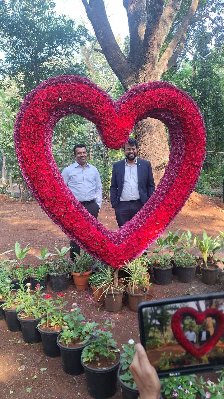 वाईट बोलू नका,वाईट ऐकू नका आणि वाईट पाहू नका असा संदेश देणारी तीन माकडांची प्रतिकृती प्रसिध्द आहे.त्यात आणखी एका माकडाची भर घालण्यात आली आहे.चौथे माकड हातात मोबाईल धरून बसले आहे.