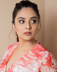 Sreemukhi : బుల్లి గౌనులో శ్రీముఖి.. క్యూట్ ఫోజులిచ్చిన తెలుగు యాంకర్