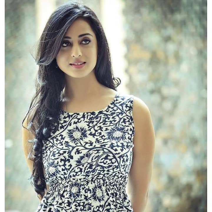 दरअसल बात कर रहे हैं हिंदी और पंजाबी फिल्मों की मशहूर एक्ट्रेस माही गिल की. माही बॉलीवुड में आने से पहले आर्मी में काम कर रही थीं. माही ने फौज की नौकरी छोड़ी और फिर उन्हें किस्मत से पंजाबी फिल्मों में ब्रेक भी मिला, इसके बाद माही ने कभी पीछे मुड़कर नहीं देखा.