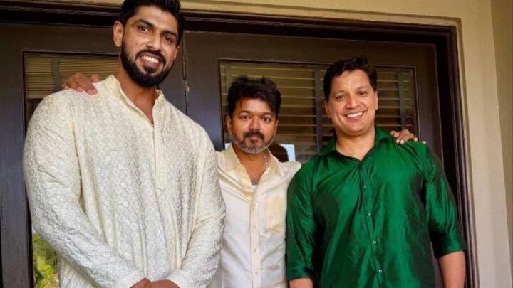 தவெக மாநாட்டில் கூட்டத்தின் நடுவே விஜய் நடந்துவந்தபோது அவருக்கு இருபக்கமும் இரும்பு தூண்கள் போல் நடந்து வந்த பாடிகார்ஸ் மீது ரசிகர்களின் கவனம் குவிந்துள்ளது. சமீபத்தில் விஜய் கீர்த்தி சுரேஷின் திருமணத்திற்கு சென்றபோதும் இருவரும் வேஷ்டி சட்டையின் காணப்பட்டார்கள். இவர்களின் சம்பளம் குறித்த தகவல்கள் இதுவரை வெளியாகவில்லை.