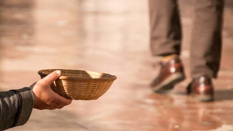 Indore Beggar News Free City policy rule ban FIR will be lodged for giving alms to beggars Indore Beggar: इंदौर में भिखारियों को भीख देना पड़ेगा महंगा, 1 जनवरी से शहर में लागू होगा ये नया नियम