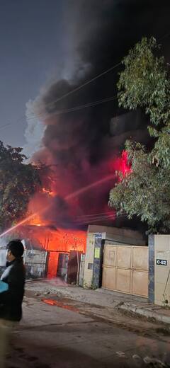 दिल्ली के 2 मंजिला फैक्ट्री में भयंकर आग, 8 घंटे की कड़ी मशक्कत के बाद पाया काबू, देखें तस्वीरें