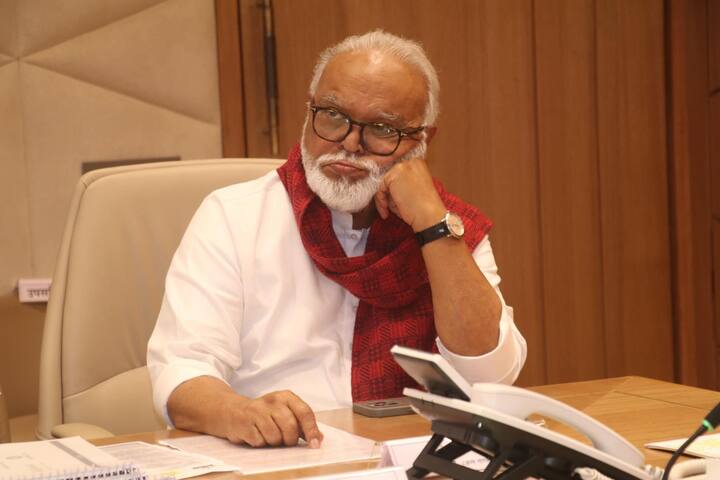 महायुतीचा पहिला मंत्रिमंडळ विस्तार रविवारी पार पडला. या मंत्रिमंडळ विस्तारामध्ये अनेक नवीन चेहऱ्यांना संधी देण्यात आली. तर काही वरिष्ठ आणि ज्येष्ठ नेत्यांना वगळण्यात आलं आहे, ज्यात राष्ट्रवादी काँग्रेसचे नेते छगन भुजबळ यांचाही समावेश आहे.