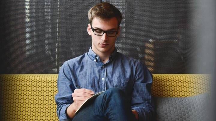 अंकशास्त्रानुसार, 5, 14 किंवा 23 जन्मतारखेची मुलं थोडी लाजाळू स्वभावाची असतात आणि त्यांना पटकन एखाद्यासमोर त्यांच्या भावना व्यक्त करता येत नाहीत.