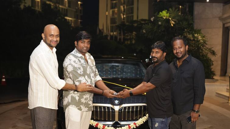 Vijay sethupathi maharaja director nithilan Swaminathan new bmw car மகாராஜா இயக்குநருக்கு BMW கார் வழங்கிய தயாரிப்பாளர்...