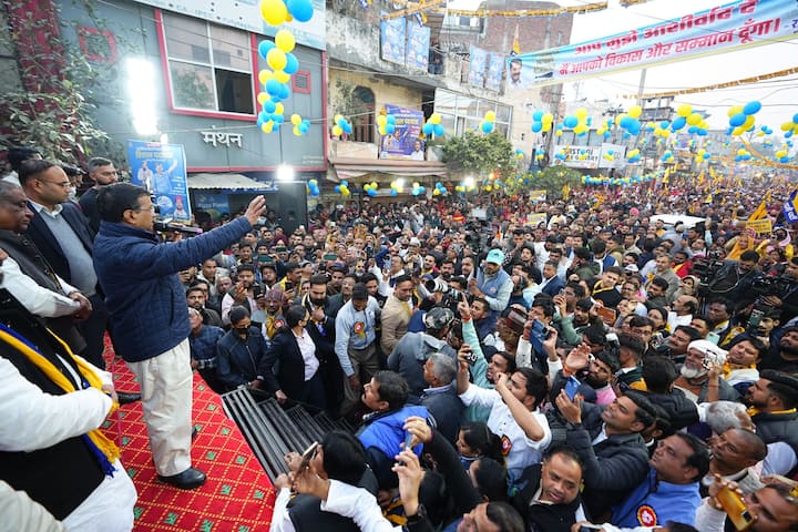 उन्होंने कहा कि इसका जल्द ही रजिस्ट्रेशन शुरू होगा और फिर 2100 रुपये हर महीने मिलने लगेंगे. बीजेपी वाले लड़ते बहुत हैं लेकिन काम नहीं करते.