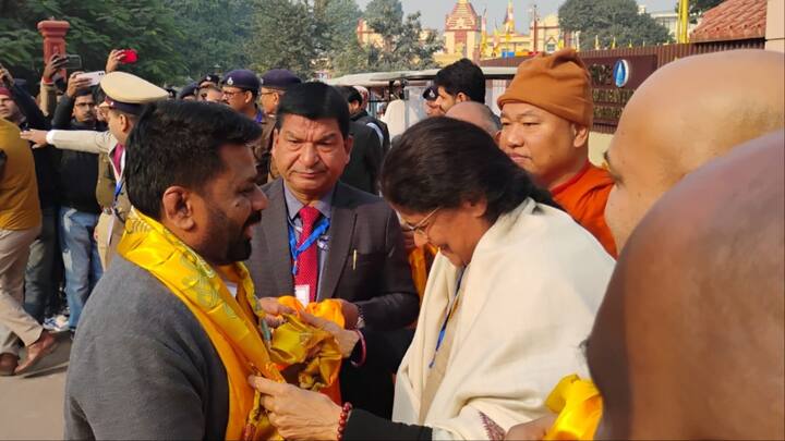 राष्ट्रपति ने पूजा-अर्चना के बाद बोधि वृक्ष,चक्रमण स्थल सहित महाबोधि मंदिर परिसर का भ्रमण किया. उन्होंने करीब दो घंटे तक बोधगया के कार्यक्रमों में हिस्सा लिया.