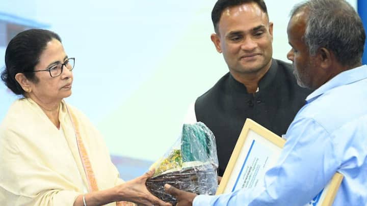 বাংলা আবাস যোজনায় টাকা দেওয়া শুরু করল রাজ্য সরকার। আজ নবান্নে ৪২ জনের হাতে প্রথম কিস্তির ৬০ হাজার টাকার চেক তুলে দেন মুখ্যমন্ত্রী। চলতি বছরের মধ্যেই এই টাকা পেয়ে যাবেন রাজ্যের ১২ লক্ষ উপভোক্তা। মমতা বন্দ্যোপাধ্যায়ের ঘোষণা, পরবর্তীকালে ধাপে ধাপে বাকিদেরও টাকা দেওয়া হবে।  