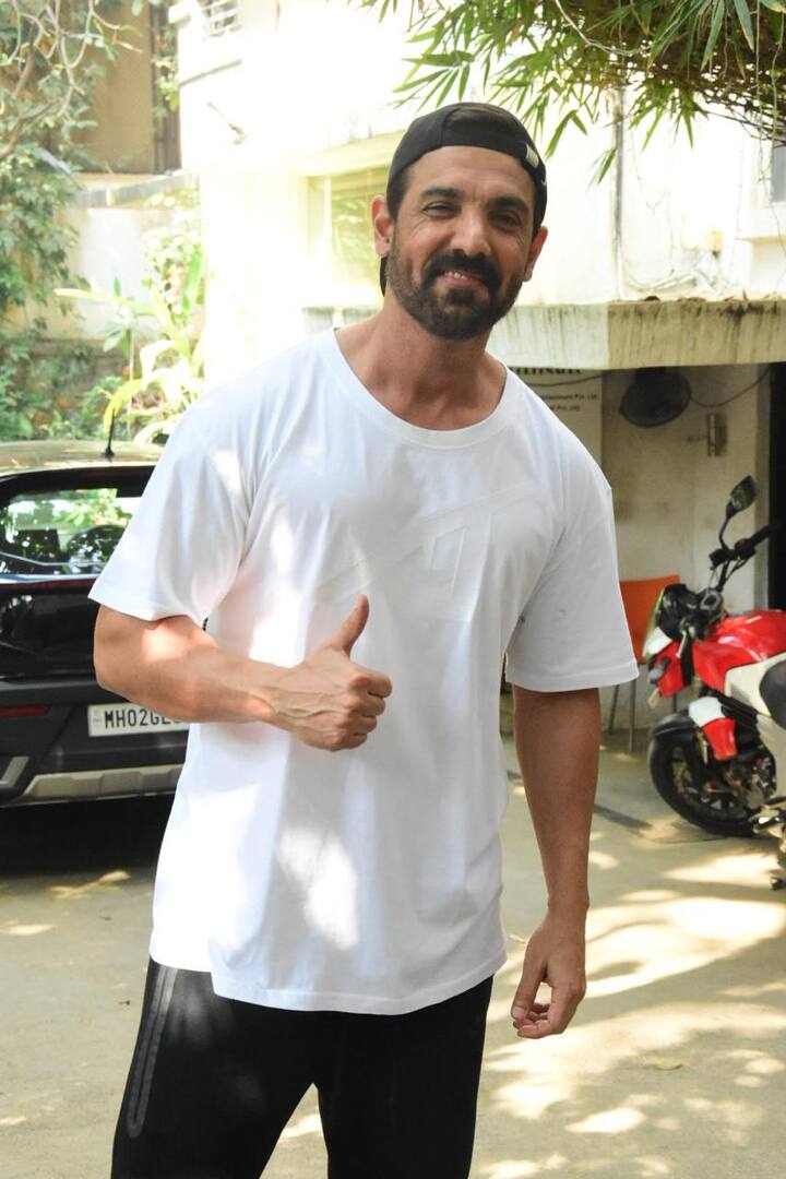 जॉन अब्राहम को आज बर्थडे के मौके पर स्टाइलिश अंदाज में स्पॉट किया गया.