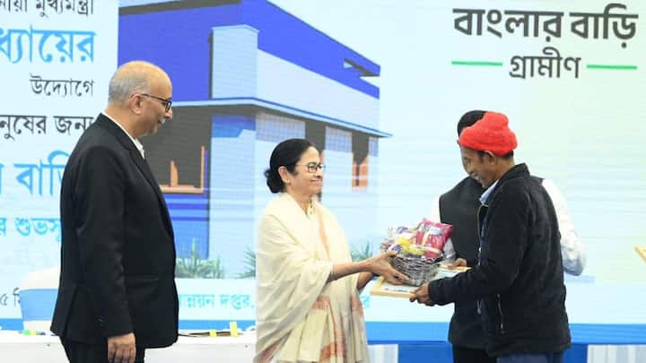  ২০২২ সালে প্রধানমন্ত্রী আবাস যোজনা প্রকল্পে মোট ২৮ লক্ষ আবেদনকারীর নাম কেন্দ্রে পাঠিয়েছিল রাজ্য সরকার। যদিও সেই তালিকা নিয়ে নানা অভিযোগ ওঠে।