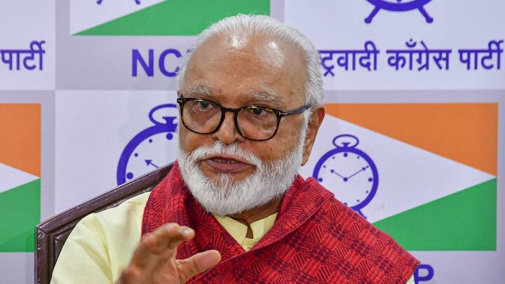 भुजबल पार्टी में साइडलाइन किए जाने के बाद अजित पवार के खेमे वाली एनसीपी को छोड़ भी सकते हैं. भुजबल के कद का अंदाजा इस बात से लगाया जा सकता है कि जब 2019 में महाविकास आघाड़ी की सरकार बनी थी तो शिवाजी पार्क में उद्धव ठाकरे के अलावा चार अन्य नेताओं ने शपथ ली थी, उनमें भुजबल भी शामिल थे.