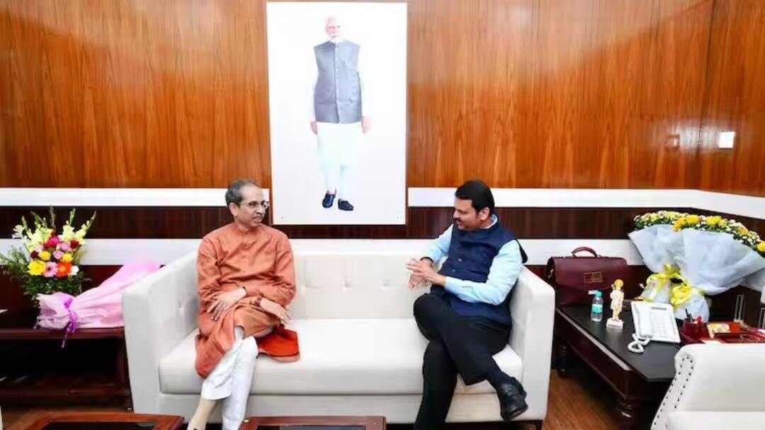 Uddhav Thackeray Meet Devendra Fadnavis with Aditya Thackeray Maharashtra Politics उद्धव ठाकरे ने CM फडणवीस से की मुलाकात, आदित्य ठाकरे बोले, 'हम भले विपक्ष में हैं लेकिन...'