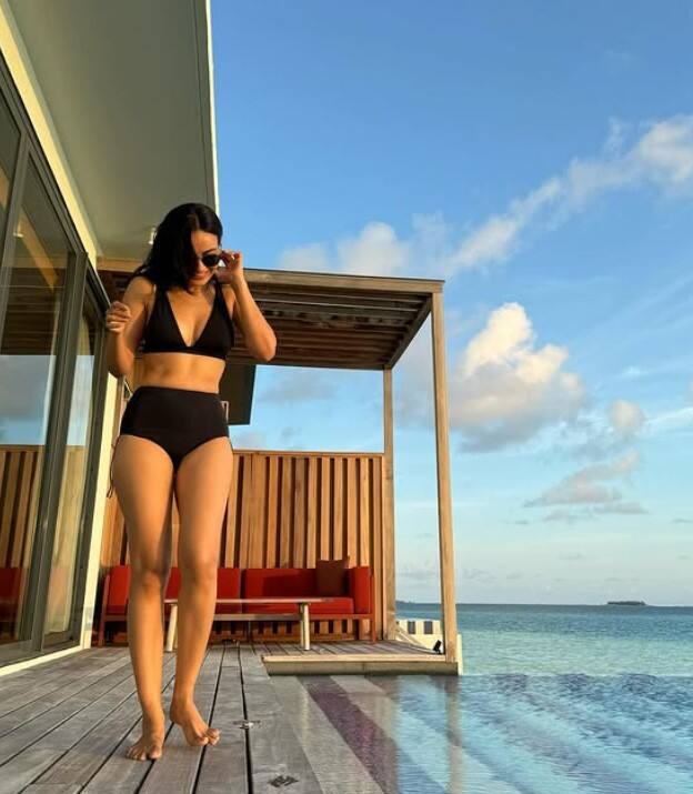 ઓક્ટોબર મહિનામાં ટીવીની નાગિન સુરભી જ્યોતિએ તેના લાંબા સમયના બોયફ્રેન્ડ સુમિત સૂરી સાથે લગ્ન કર્યા. હાલમાં તે તેના પતિ સાથે વેકેશન પર છે. આ દિવસોમાં અભિનેત્રી માલદીવમાં હનીમૂન મનાવી રહી છે.