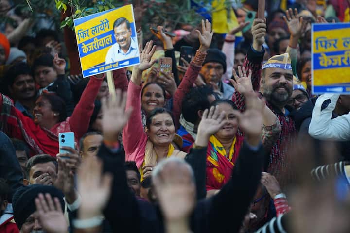  अरविंद केजरीवाल ने कहा कि आजतक किसी पार्टी ने आपको शिक्षा-स्वास्थ्य नहीं दिया और न तो महिलाओं की बस यात्रा फ्री की. यह काम केवल हम कर रहे हैं. अगर हम साथ चलेंगे, तभी दिल्ली सुधार पाएगी.