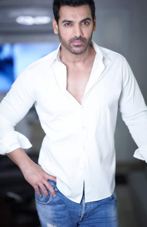 जॉन ने आगे कहा था, “ये मेरी च्वाइस है कि मैं ऐसे चीजों का प्रचार नहीं करुंगा, क्योंकि ये गलत है आप मौत को बेच रहे हो, आप ऐसा कैसे कर सकते हो. मैं किसी एक्टर की बुराई नहीं कर रहा है, किसी और के लिए ये सही होगा लेकिन ये मेरे लिए गलत है.