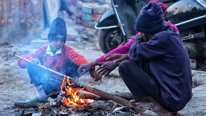 Delhi Cold Wave:  दिल्ली में न्यूनतम तापमान 5.9 डिग्री सेल्सियस और अधिकतम तापमान 24.4 डिग्री सेल्सियस दर्ज किया गया. घने कोहरे का अनुमान है. दिन में आर्द्रता का स्तर 67-97% था.