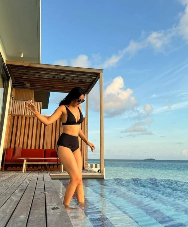 एक तस्वीर में सुरभि खुले बालों के साथ पूल के किनारे खड़ी हैं। उनकी ये तस्वीरें काफी तेजी से वायरल हो रही हैं. उनके लुक और बोल्ड अंदाज पर फैन्स फिदा हैं.