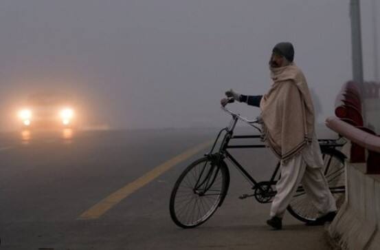 આગામી પાંચ દિવસ તાપમાનમાં કોઈ નોંધપાત્ર ફેરફાર નહીં થવાની હવામાન વિભાગે આગાહી કરી છે. હવામાન વિભાગના મતે તો અમદાવાદમાં હજુ ત્રણ દિવસ લઘુતમ તાપમાન 14 ડિગ્રી આસપાસ રહેવાની સંભાવના વ્યકત કરવામાં આવી છે.