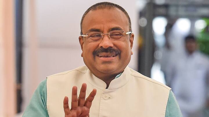 सुधीर मुनगंटीवर बीजेपी के वरिष्ठ नेताओं में से एक हैं और संघ के स्वयंसेवक हैं. 2014 में बीजेपी के सत्ता में आने के बाद से सुधीर मुनगंटीवार लगातार मंत्री रहे. शिंदे की सरकार में भी उनके पास मंत्री पद था.