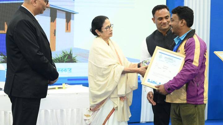 এই অবস্থায় কেন্দ্রের ঠিক করা ১১ লক্ষ ও সাম্প্রতিক অতীতে রাজ্যে ঝড় ও বন্যায় ক্ষতিগ্রস্ত হয়েছে এমন ১ লক্ষ উপভোক্তাকে প্রথম দফায় বাংলা আবাস যোজনায় টাকা দেওয়া হচ্ছে।  