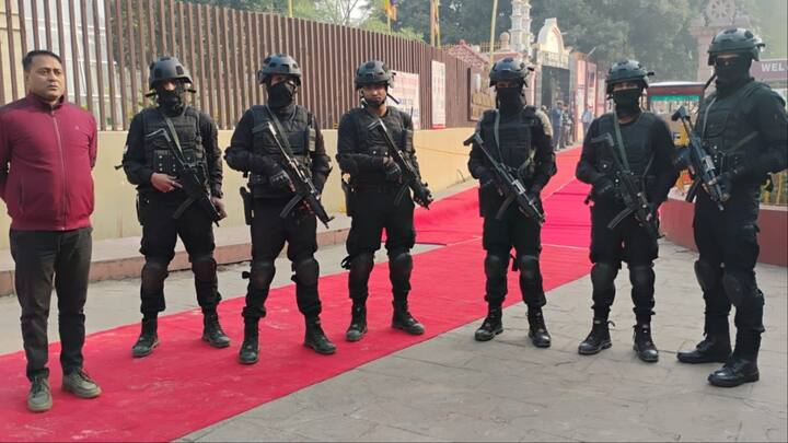 गया इंटरनेशनल एयरपोर्ट पर राष्ट्रपति अनुरा कुमारा दिसानायके विशेष विमान से पहुंचे. एयरपोर्ट से कड़ी सुरक्षा-व्यवस्था के साथ बोधगया का महाबोधि मंदिर पहुंचे.