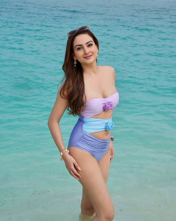 બીચ પર એક્ટ્રેસ ઝારા યાસ્મીને બિકિનીમાં આપ્યા પોઝ