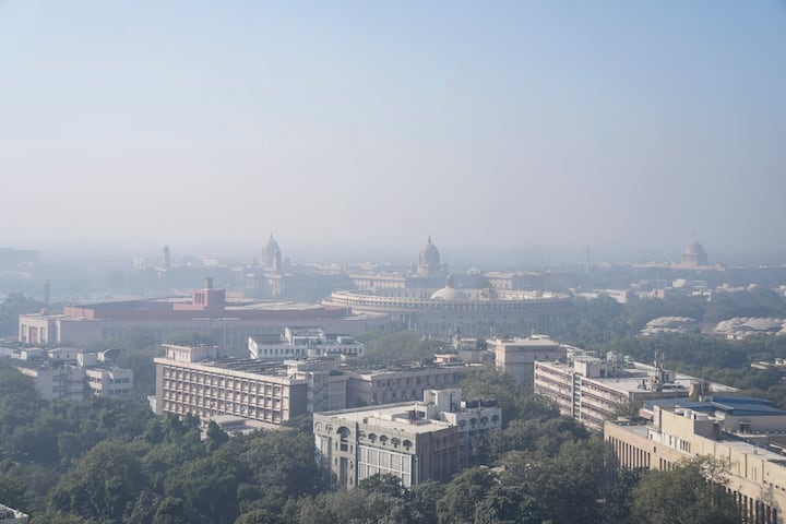 मौसम विभाग ने घने कोहरे का पूर्वानुमान व्यक्त किया है.