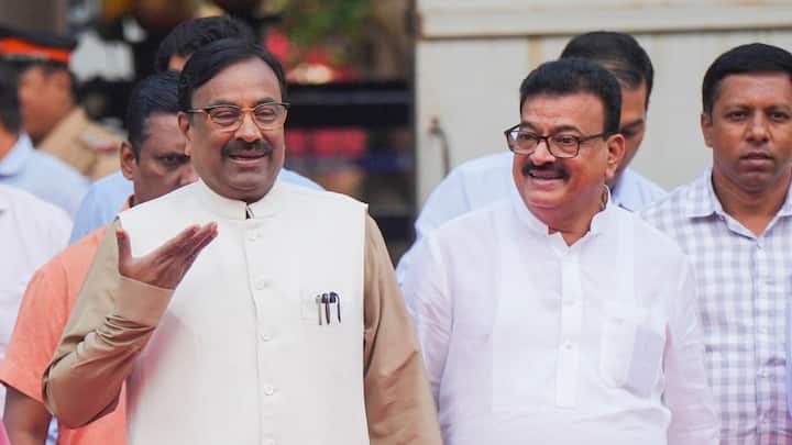 बीजेपी से वरिष्ठ नेता सुधीर मुनगंटीवार को भी मंत्री पद नहीं मिला. जिसके बाद आज उन्होंने केंद्रीय मंत्री नितिन गडकरी से मुलाकात की और अपनी नाराजगी जताई. उन्होंने कहा कि उनपर किसी ने गुस्सा निकाला है. माना जा रहा है कि उन्होंने अप्रत्यक्ष रूप से सीएम देवेंद्र फडणवीस पर निशाना साधा. सुधीर मुनगंटीवार भी शीतकालीन सत्र के पहले दिन से गैरमौजूद हैं.