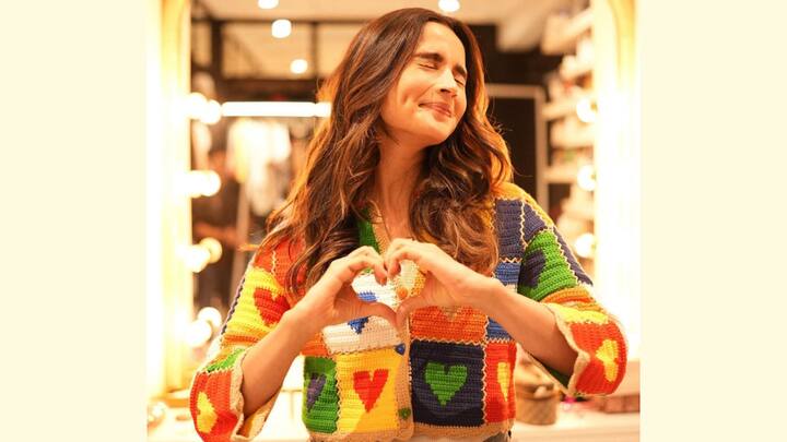 Alia Bhatt brightens up winter fashion with a lively crochet sweater that features fun hearts. She teams it with denim, which is to be very comfortable in wear but also chic and full of the young flavour in the cold days. (Image source: Instagram/ aliaabhatt)