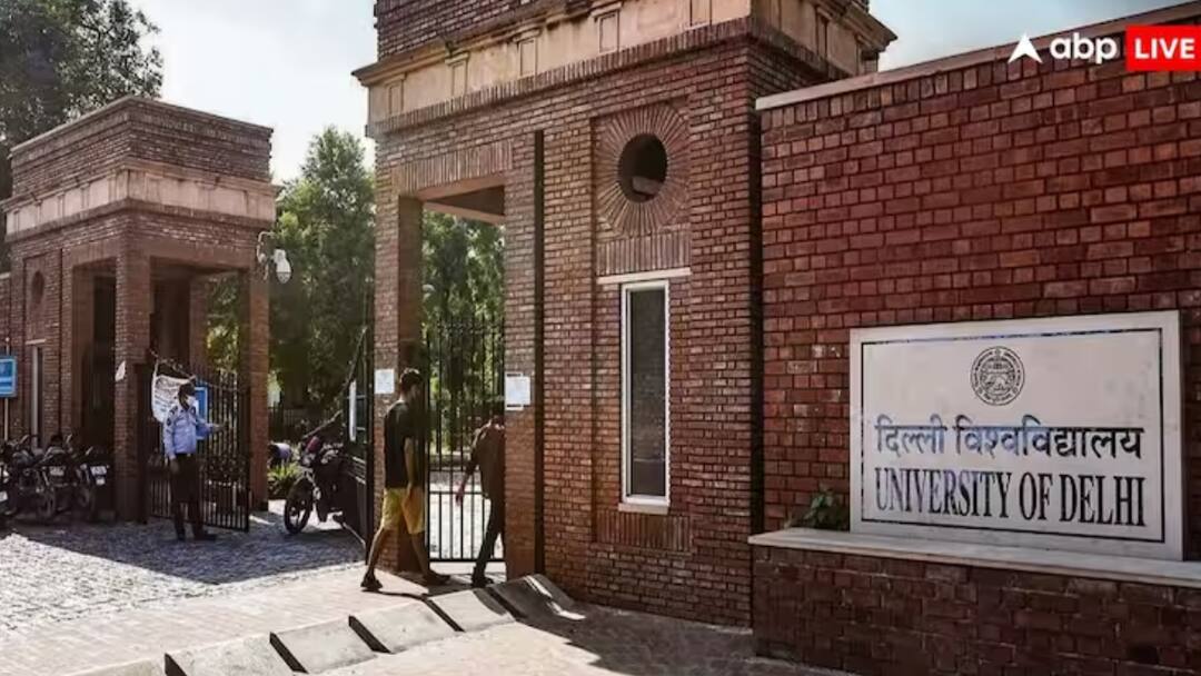 DU के लॉ फैकल्टी में हंगामा, परीक्षा की तारीख बढ़ाने की मांग को लेकर प्रदर्शन कर रहे छात्रों पर लाठीचार्ज Delhi University Law Faculty Students Lathi Charge after protesting For Exam Date extension ANN DU के लॉ फैकल्टी में हंगामा, परीक्षा की तारीख बढ़ाने की मांग को लेकर प्रदर्शन कर रहे छात्रों पर लाठीचार्ज