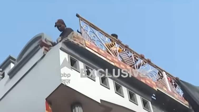 Sambhal Mateen Ahmed himself demolishing illegal part of house near mandir संभल में मंदिर से सटे घर के अवैध हिस्से को खुद तुड़वा रहे मकान मालिक मतीन अहमद, तोड़ी जा रही ग्रिल