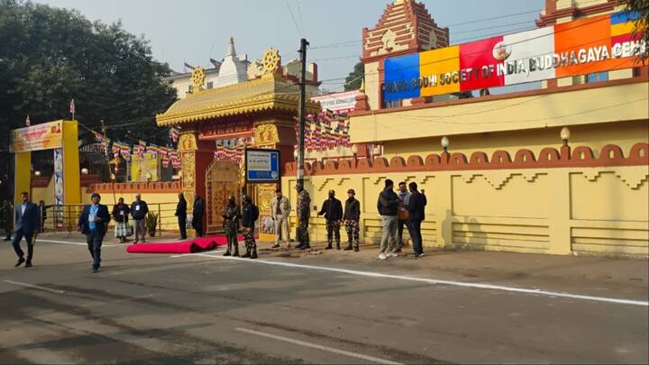 श्रीलंका के राष्ट्रपति के आगमन के दौरान प्रोटोकॉल के अनुसार महाबोधि मंदिर में सुबह 8.40 बजे से 10.15 तक आम श्रद्धालुओं के प्रवेश पर रोक लगाई गई थी. इससे मंदिर परिसर के बाहर बौद्ध भिक्षुओं और श्रद्धालुओं की लंबी कतार लग गई.