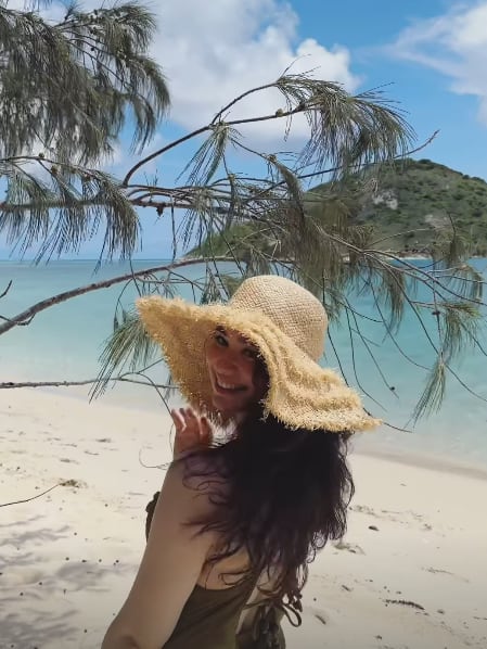 वहीं कुछ फोटोज में सारा ने सिर पर हैट भी लगाई हुई है. तस्वीर में उनकी ये मिलियन डॉलर स्माइल फैंस का दिल जीत रही है.