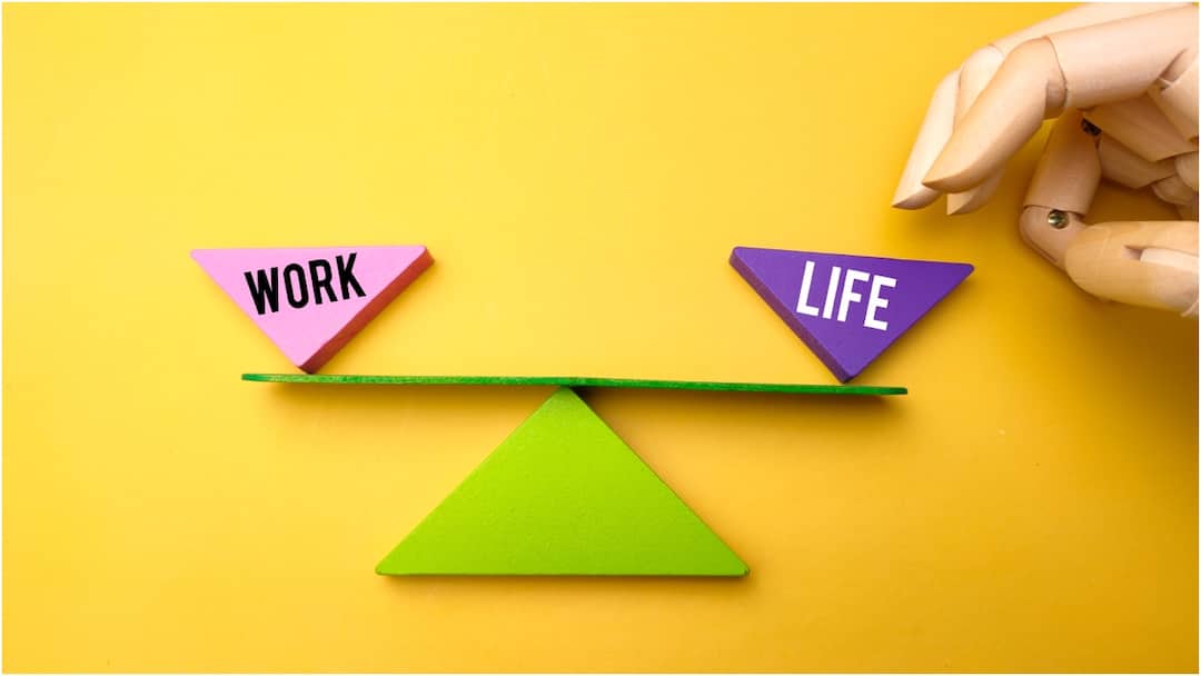 Work Life Balance : పర్సనల్ లైఫ్ని వర్క్ లైఫ్ని బ్యాలెన్స్ చేయలేకపోతున్నారా? ఇలా ట్రై చేయండి.. work life balance is essential for your overall well being Here are some tips to help you get started Work Life Balance : పర్సనల్ లైఫ్ని వర్క్ లైఫ్ని బ్యాలెన్స్ చేయలేకపోతున్నారా? ఇలా ట్రై చేయండి..
